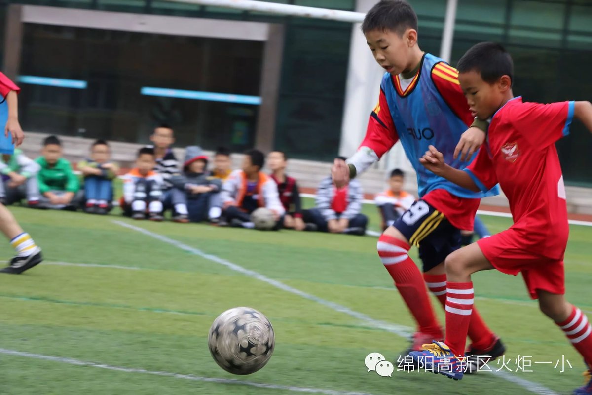 【1、足球赛场写真】 旋风小子来啦!