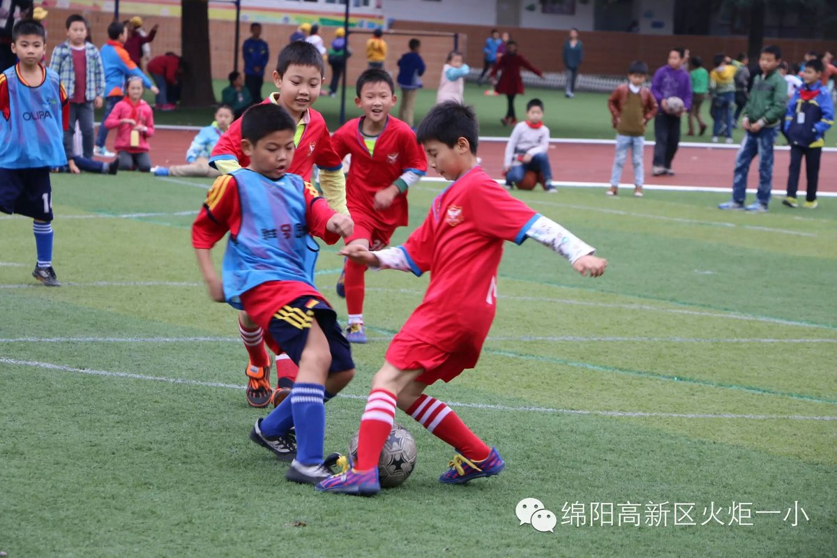 【1、足球赛场写真】 旋风小子来啦!