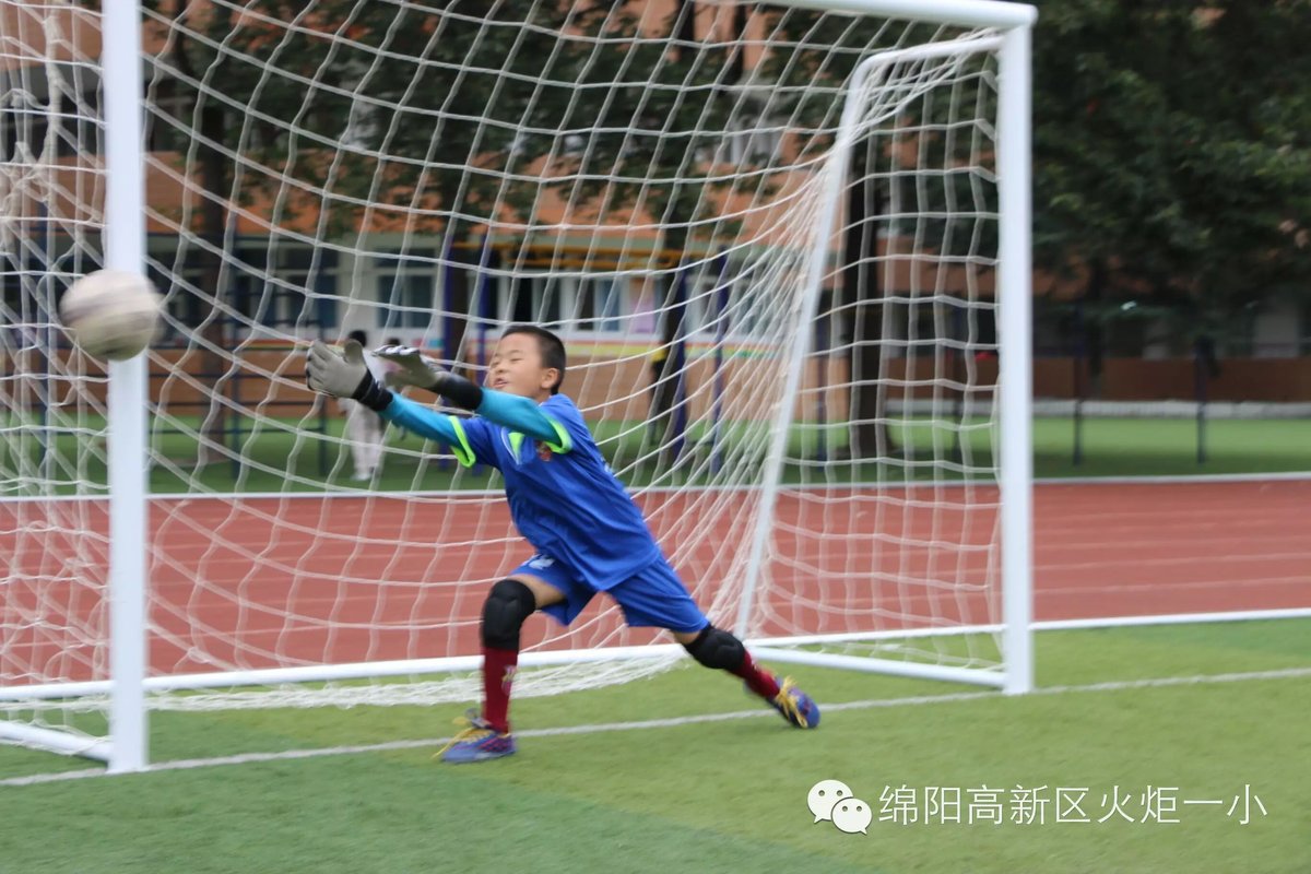 【1、足球赛场写真】 旋风小子来啦!
