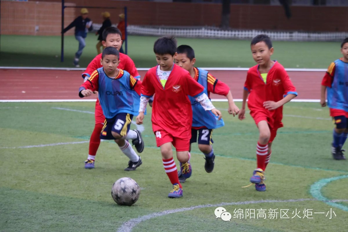 【1、足球赛场写真】 旋风小子来啦!