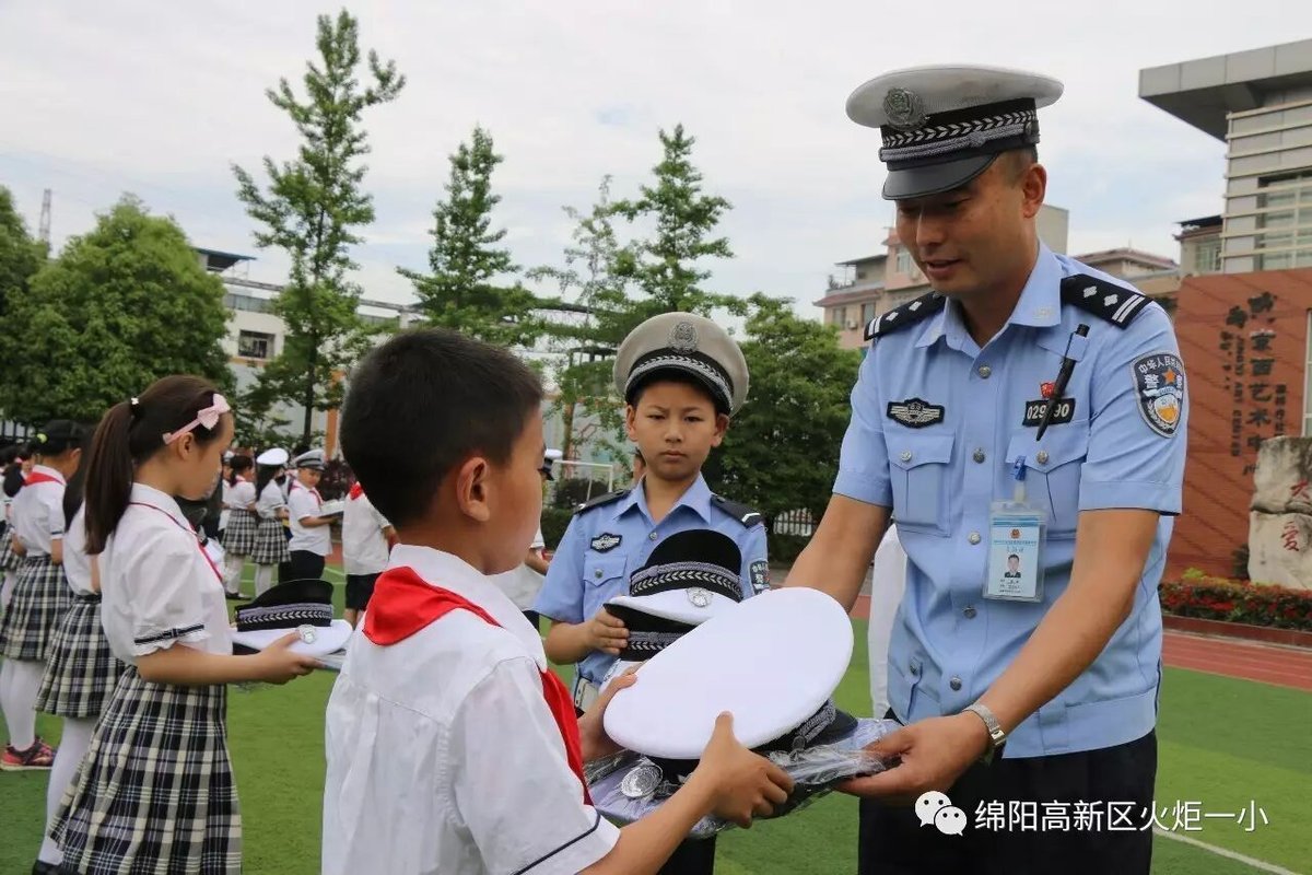 【火一动态】火炬一小第七届红领巾小交警督导队成立仪式