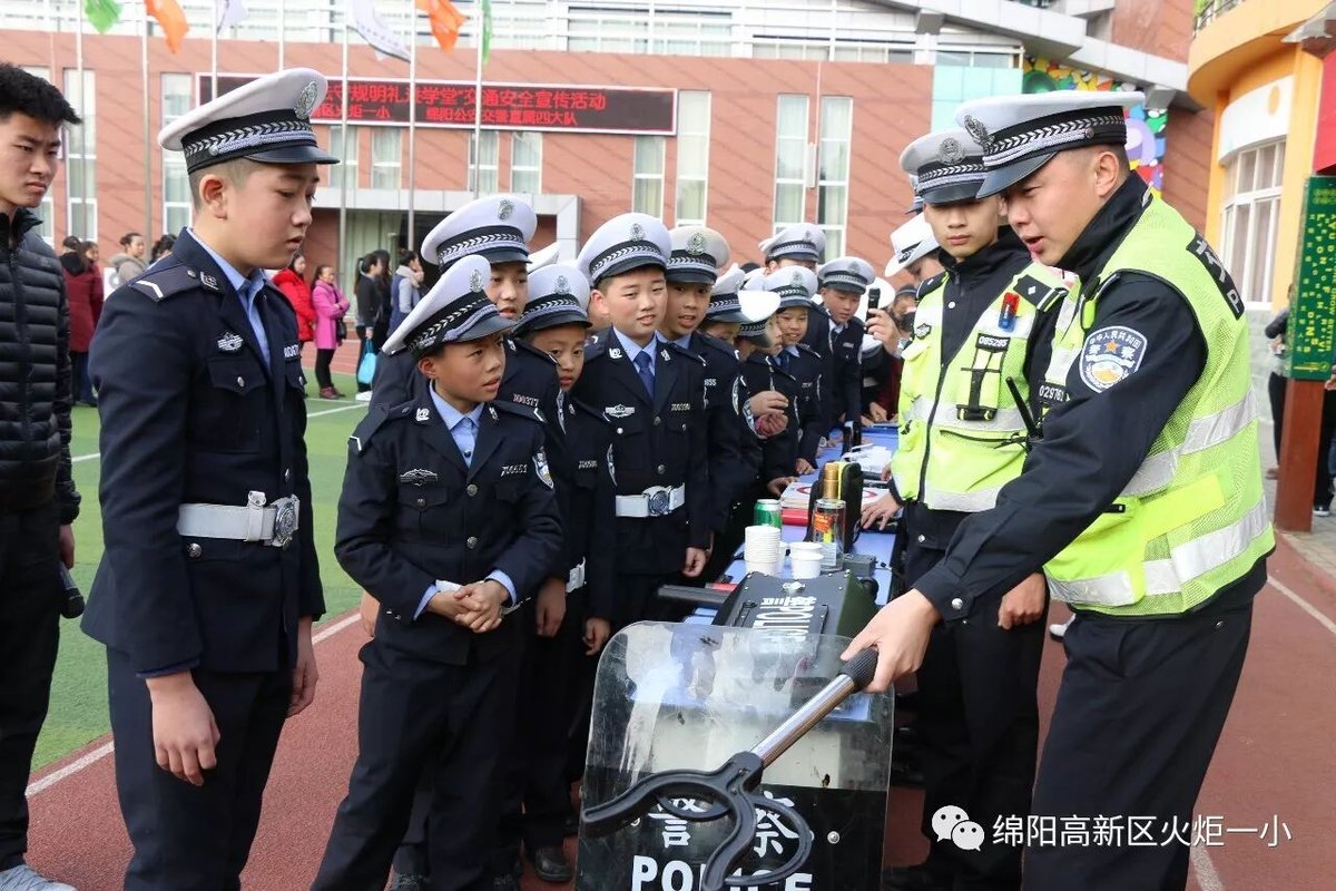 【火一动态】122"尊法守规明礼进学堂"交通安全宣传活动