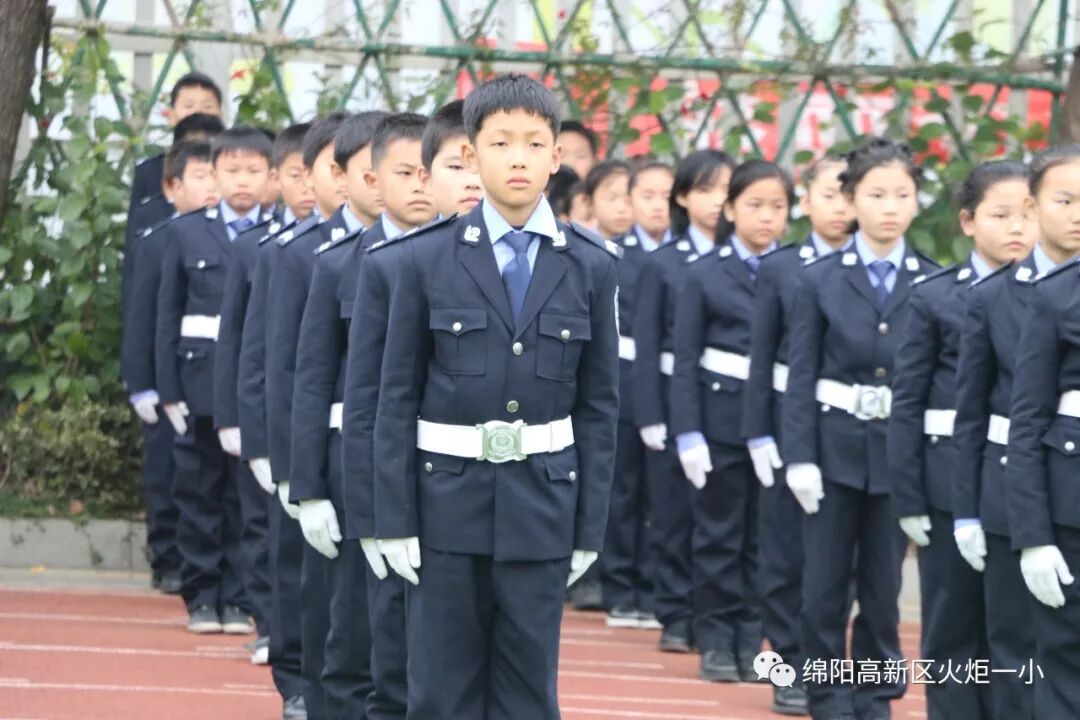 【火一动态】12.2“小细节 大安全”交通安全宣传活动暨火炬一小第八届红领巾小交警督导队成立仪式