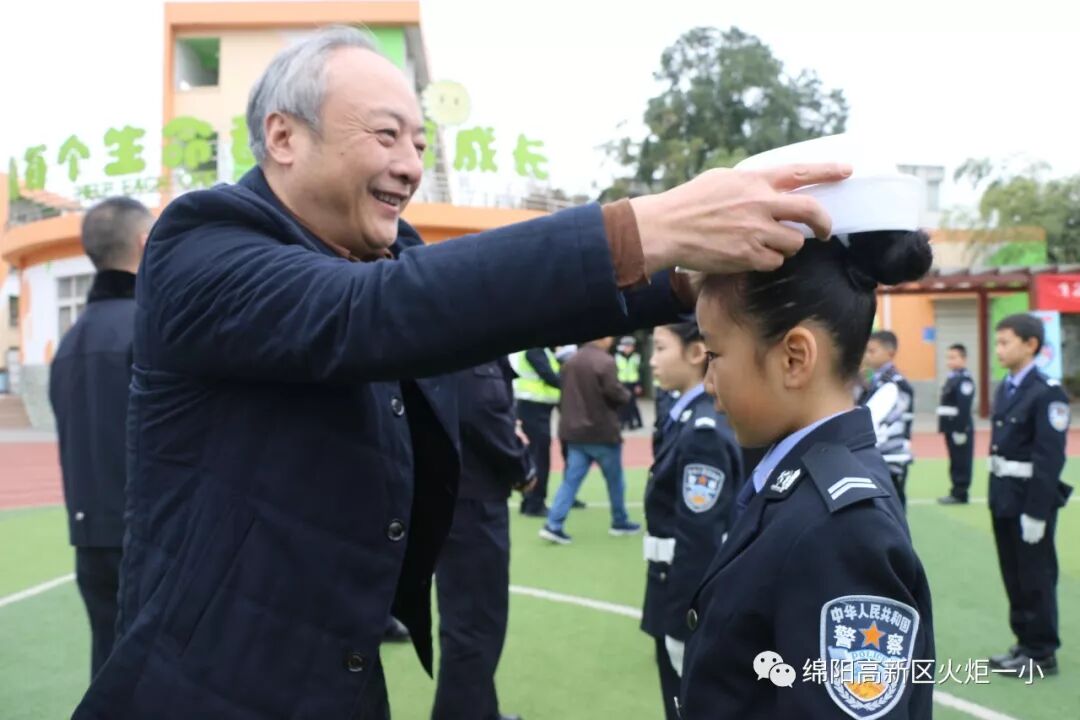 【火一动态】12.2“小细节 大安全”交通安全宣传活动暨火炬一小第八届红领巾小交警督导队成立仪式