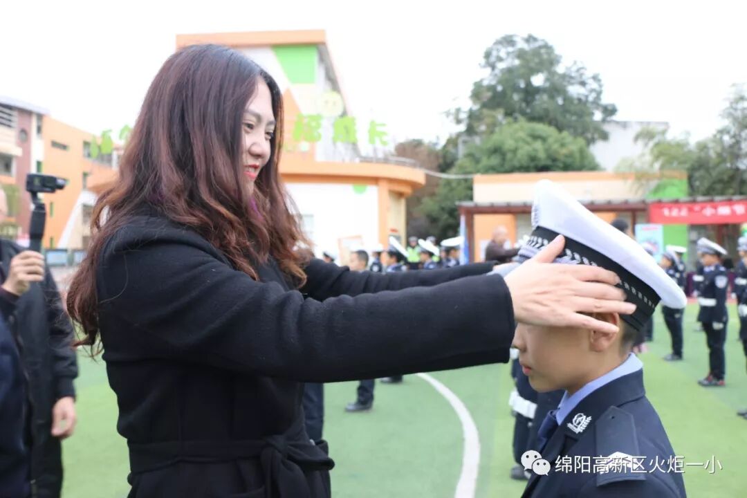 【火一动态】12.2“小细节 大安全”交通安全宣传活动暨火炬一小第八届红领巾小交警督导队成立仪式