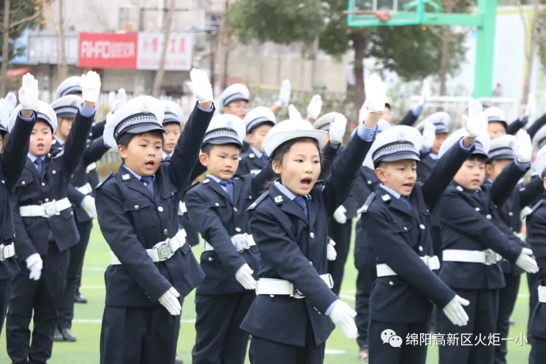 【火一动态】12.2“小细节 大安全”交通安全宣传活动暨火炬一小第八届红领巾小交警督导队成立仪式