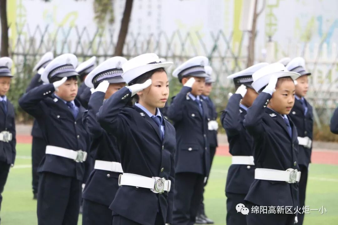 【火一动态】12.2“小细节 大安全”交通安全宣传活动暨火炬一小第八届红领巾小交警督导队成立仪式