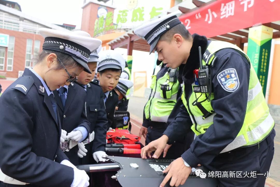 【火一动态】12.2“小细节 大安全”交通安全宣传活动暨火炬一小第八届红领巾小交警督导队成立仪式