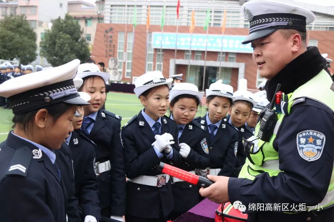【火一动态】12.2“小细节 大安全”交通安全宣传活动暨火炬一小第八届红领巾小交警督导队成立仪式