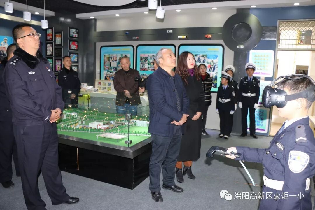【火一动态】12.2“小细节 大安全”交通安全宣传活动暨火炬一小第八届红领巾小交警督导队成立仪式