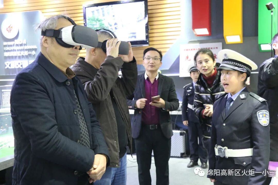 【火一动态】12.2“小细节 大安全”交通安全宣传活动暨火炬一小第八届红领巾小交警督导队成立仪式