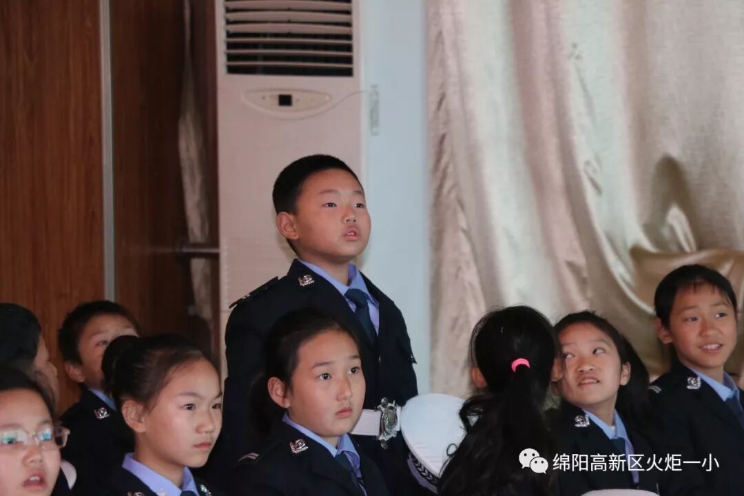 【火一动态】12.2“小细节 大安全”交通安全宣传活动暨火炬一小第八届红领巾小交警督导队成立仪式