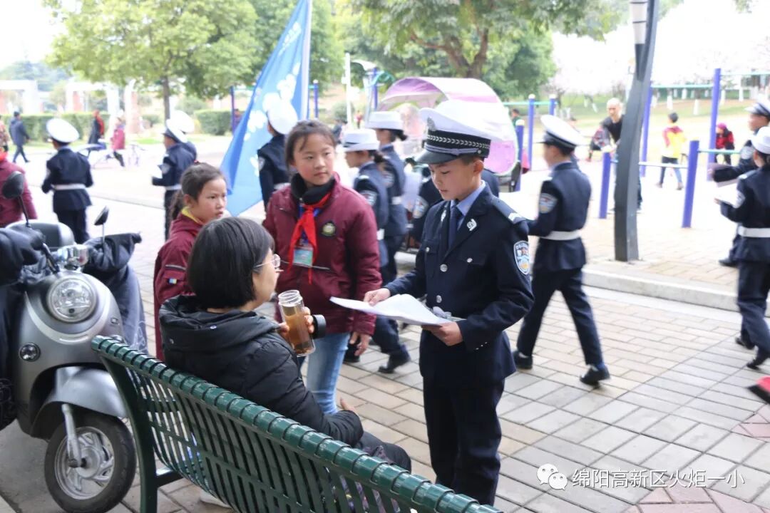 【火一动态】雷锋就是你、我、他 ——火炬一小开展“学雷锋”社会实践活动
