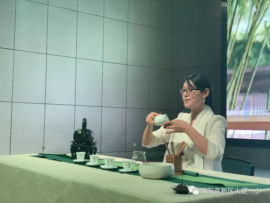 【火一动态】品⼀缕茶香,悟幸福味道——火炬一小“三.八”节教师生活课程