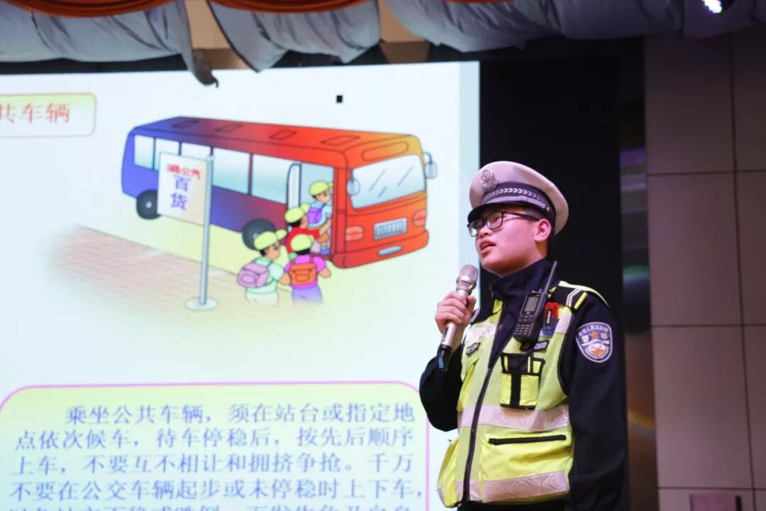 【火一动态】守规则除隐患 安全文明出行 ——火炬一小第九届红领巾小交警督导队成立仪式