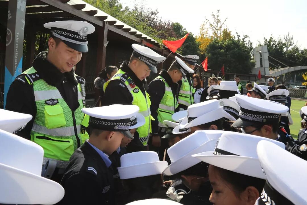 【火一动态】警校共建 共筑和谐平安——火一娃登台全市公安机关十佳先进典型颁奖晚会敬献鲜花