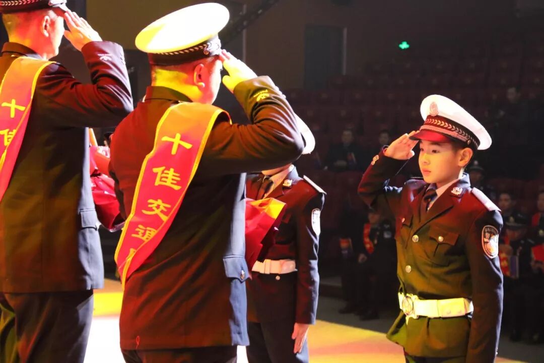 【火一动态】警校共建 共筑和谐平安——火一娃登台全市公安机关十佳先进典型颁奖晚会敬献鲜花