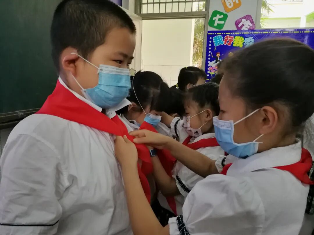 【火一动态】火炬一小“红领巾，我的光荣与梦想”入队仪式