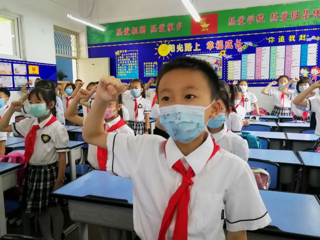 【火一动态】火炬一小“红领巾，我的光荣与梦想”入队仪式