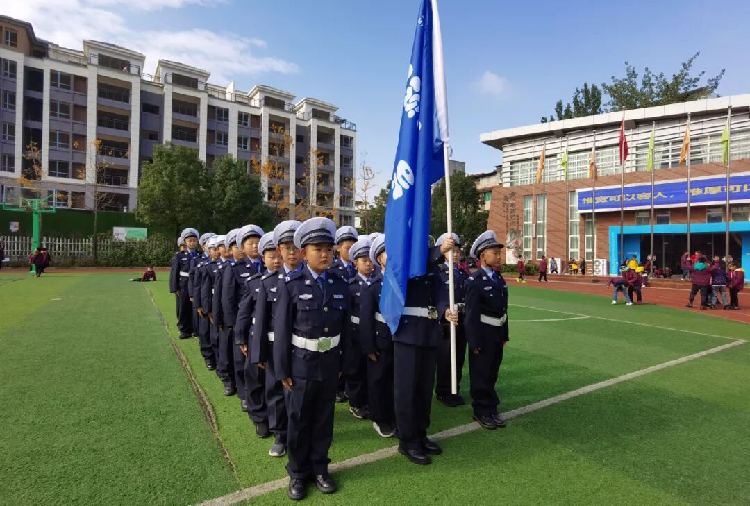 【火一动态】12·2“知危险会避险 安全文明出行”火炬一小第九届红领巾小交警督导队成立暨交通安全宣传活动