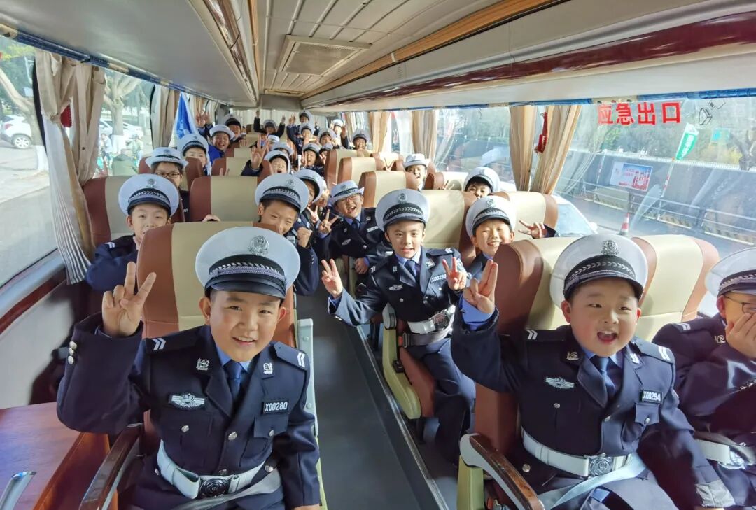 【火一动态】12·2“知危险会避险 安全文明出行”火炬一小第九届红领巾小交警督导队成立暨交通安全宣传活动