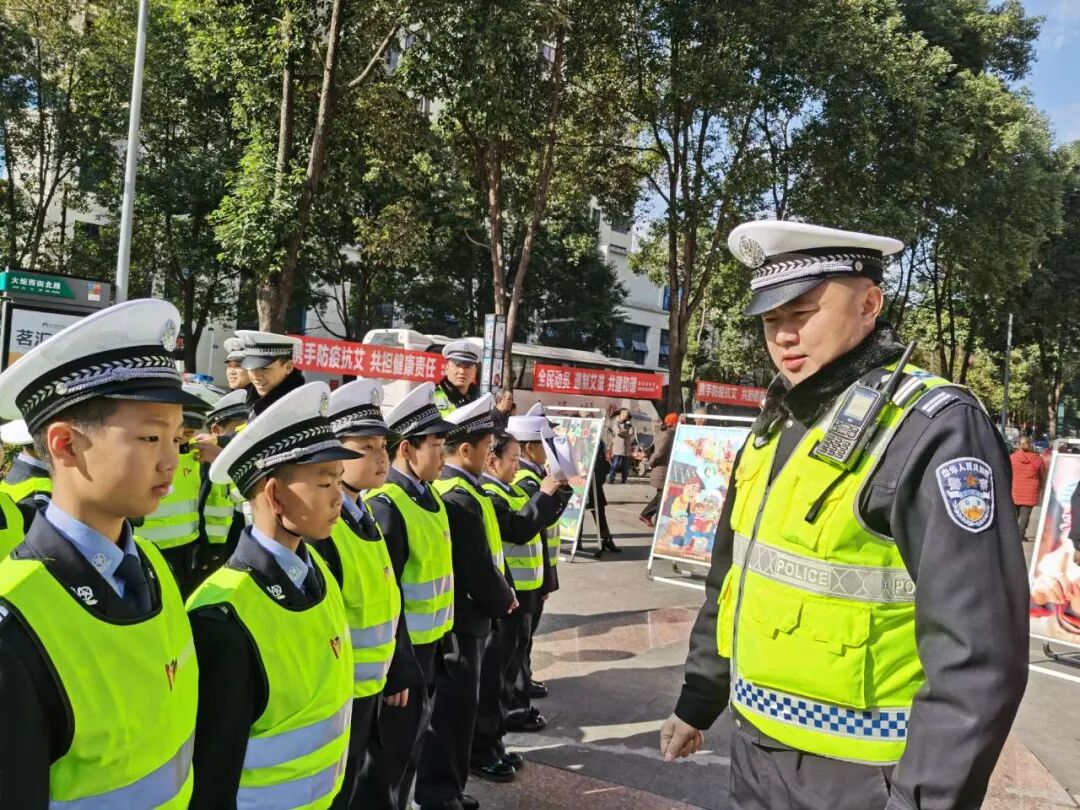 【火一动态】12·2“知危险会避险 安全文明出行”火炬一小第九届红领巾小交警督导队成立暨交通安全宣传活动