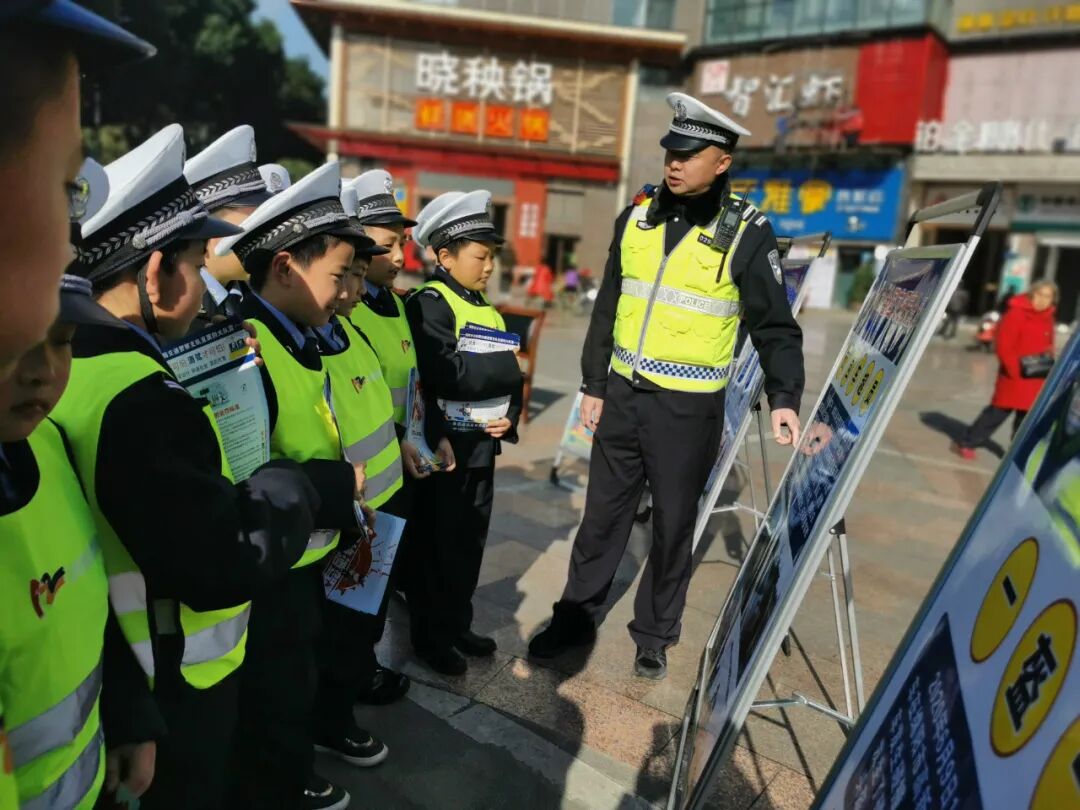 【火一动态】12·2“知危险会避险 安全文明出行”火炬一小第九届红领巾小交警督导队成立暨交通安全宣传活动