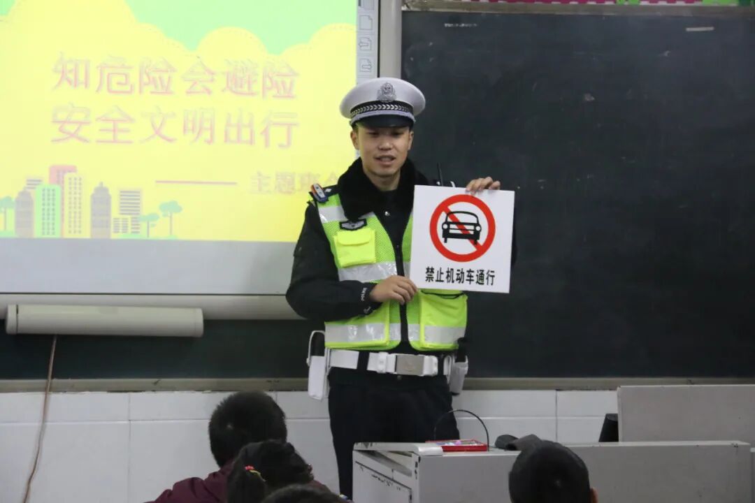 【火一动态】12·2“知危险会避险 安全文明出行”火炬一小第九届红领巾小交警督导队成立暨交通安全宣传活动
