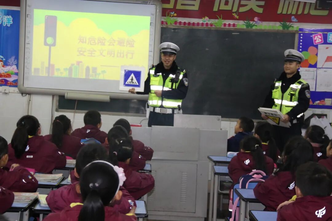 【火一动态】12·2“知危险会避险 安全文明出行”火炬一小第九届红领巾小交警督导队成立暨交通安全宣传活动