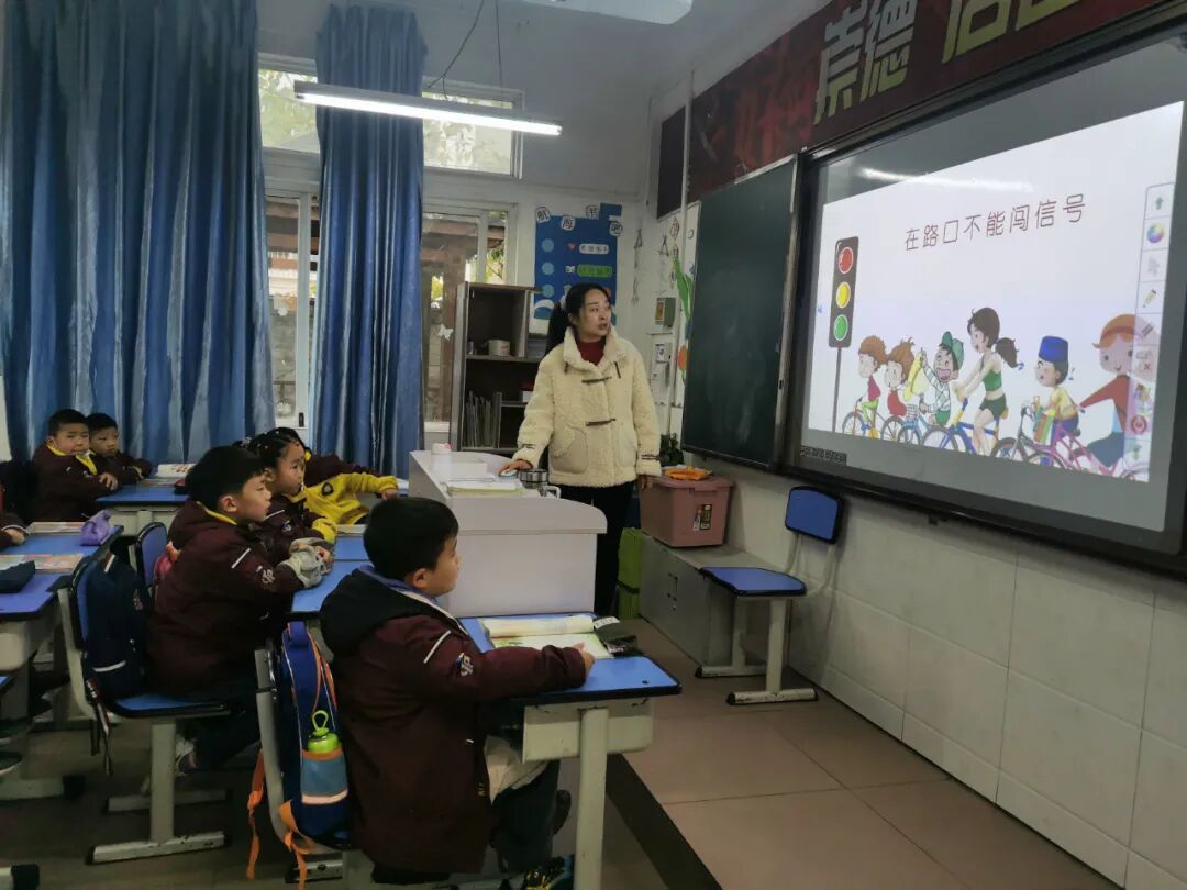 【火一动态】12·2“知危险会避险 安全文明出行”火炬一小第九届红领巾小交警督导队成立暨交通安全宣传活动