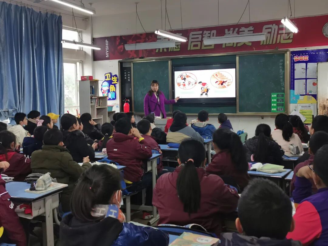 【火一动态】12·2“知危险会避险 安全文明出行”火炬一小第九届红领巾小交警督导队成立暨交通安全宣传活动