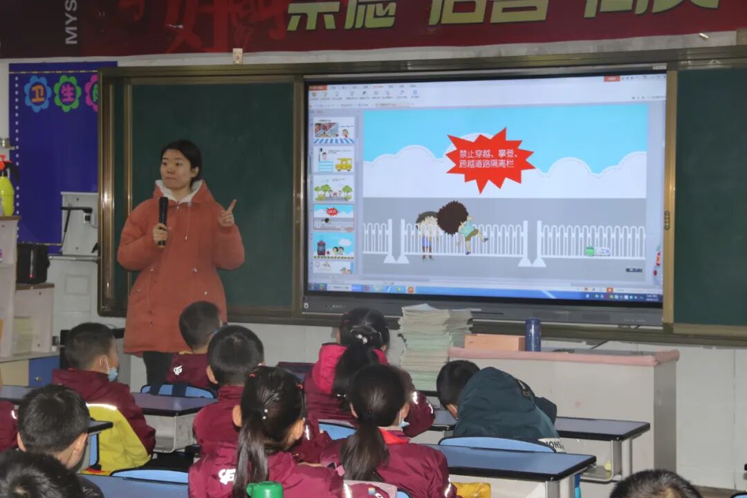【火一动态】12·2“知危险会避险 安全文明出行”火炬一小第九届红领巾小交警督导队成立暨交通安全宣传活动