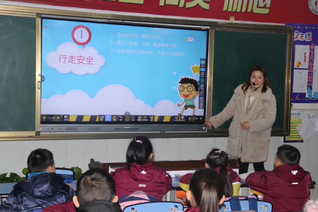 【火一动态】12·2“知危险会避险 安全文明出行”火炬一小第九届红领巾小交警督导队成立暨交通安全宣传活动