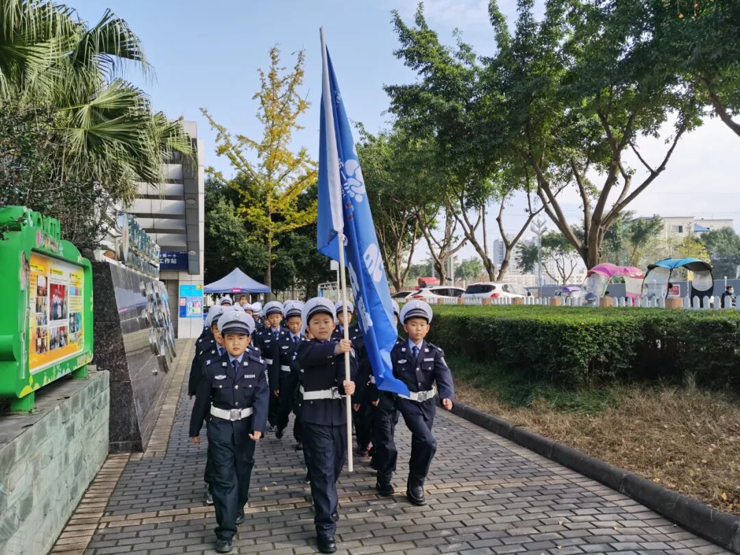 【火一动态】12·2“知危险会避险 安全文明出行”火炬一小第九届红领巾小交警督导队成立暨交通安全宣传活动