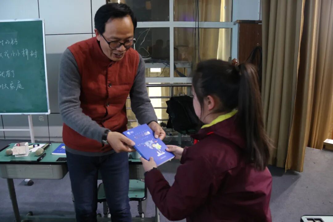 【火一动态】童诗润童心 作家进校园 |火炬一小语文低中段读写结合专项培训交流研讨活动