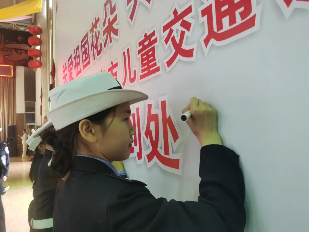 【火一动态】关爱祖国花朵 共建平安校园|2021东风南方儿童交通训练营在火炬一小举行