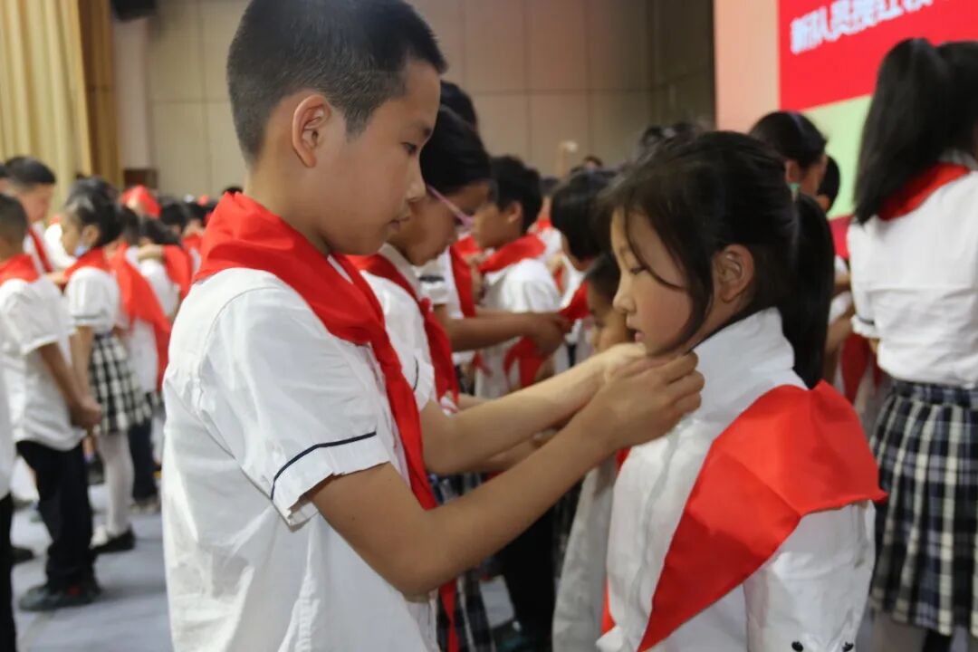 火一动态|喜迎二十大 争做好队员||2022年春新队员入队仪式