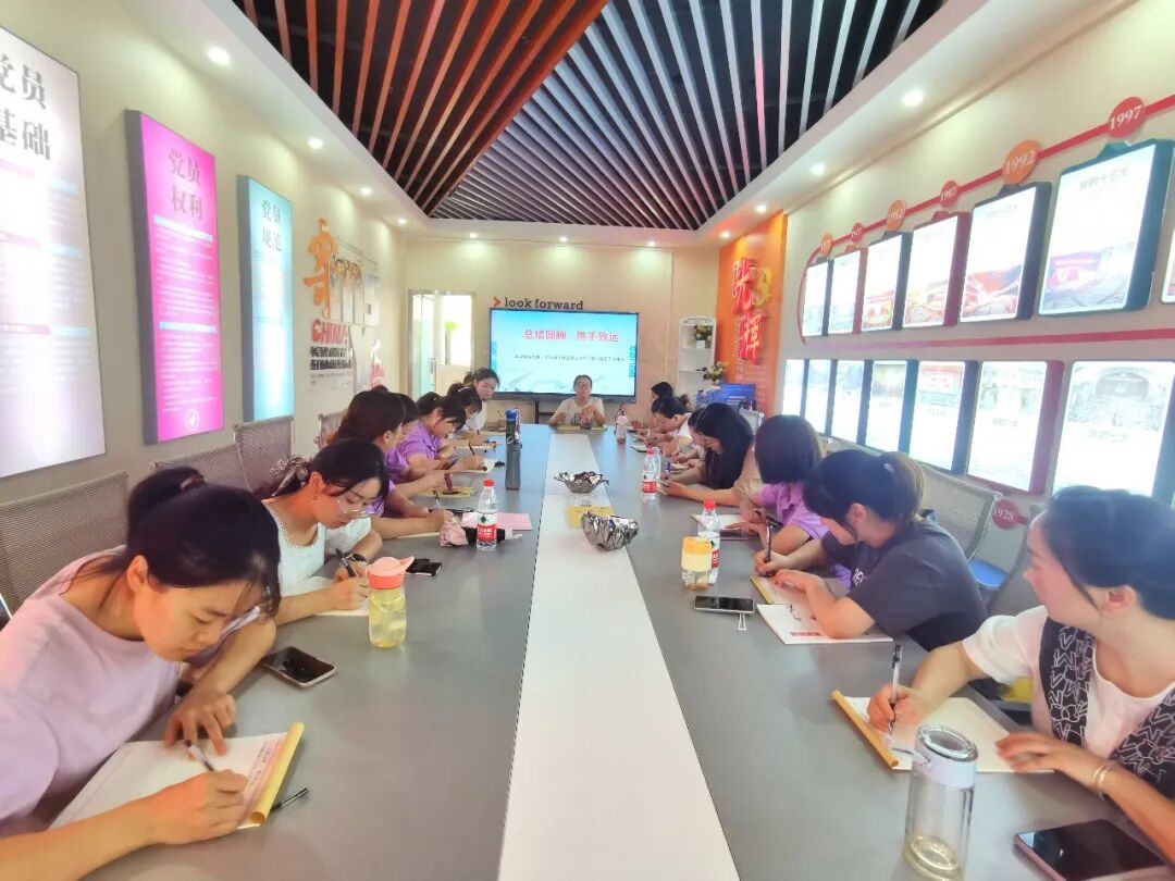 火一动态|总结回顾 携手致远||火炬一小名师工作室期末总结会暨假期工作安排会