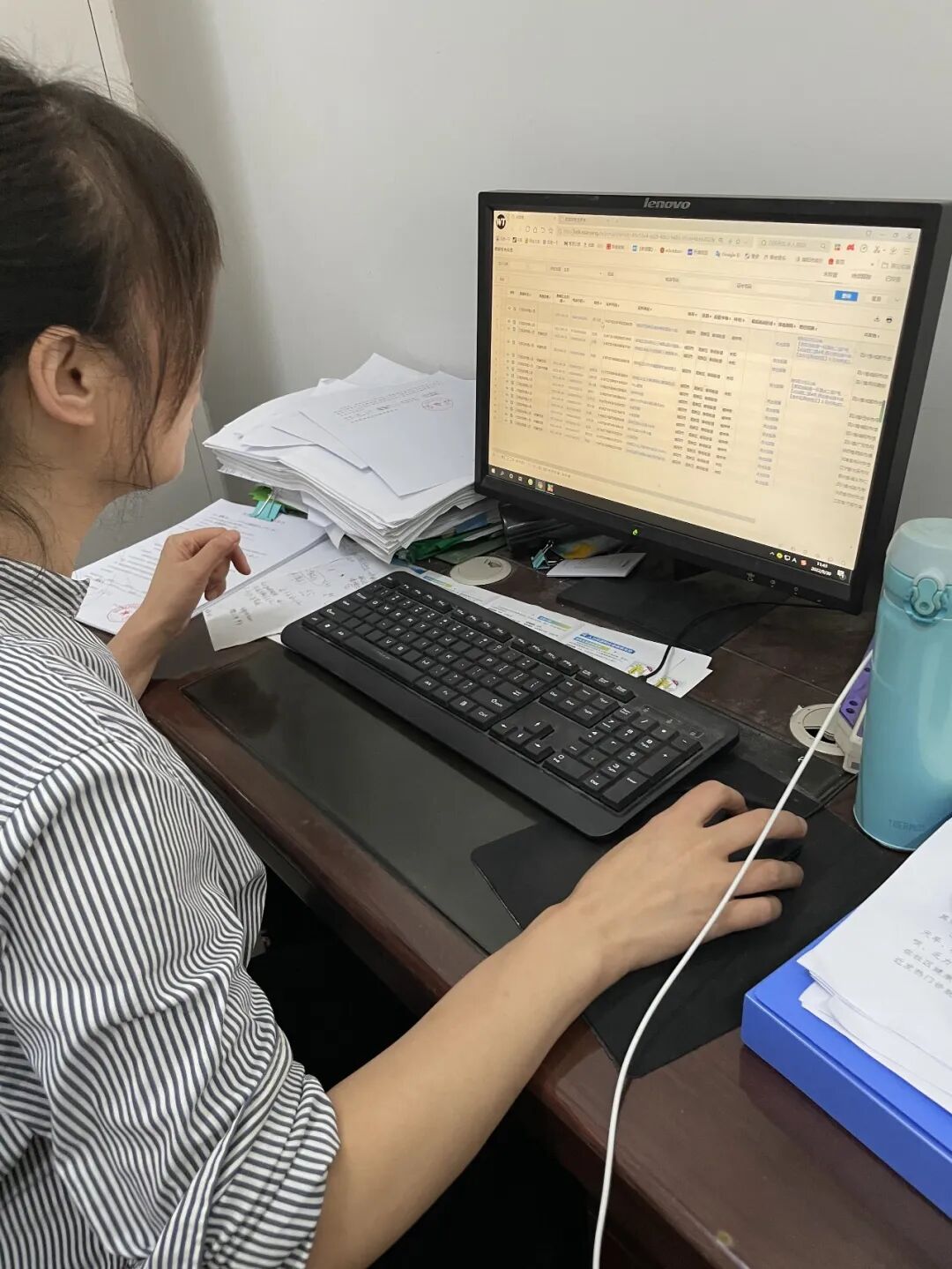 火一动态|微光如炬,火一人向“疫”而行