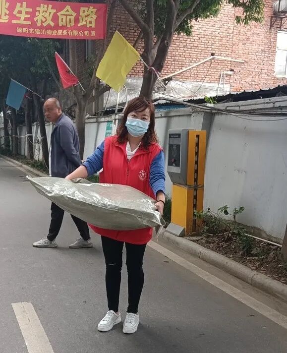 火一动态|微光如炬,火一人向“疫”而行
