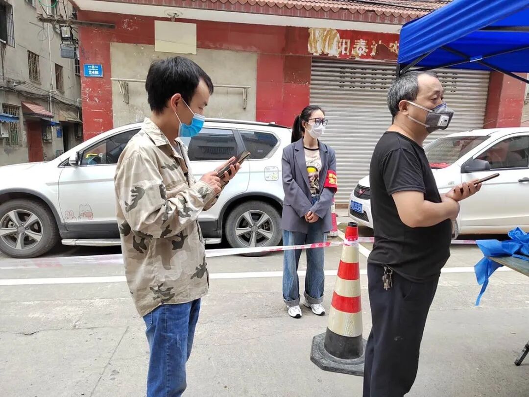 火一动态|微光如炬,火一人向“疫”而行