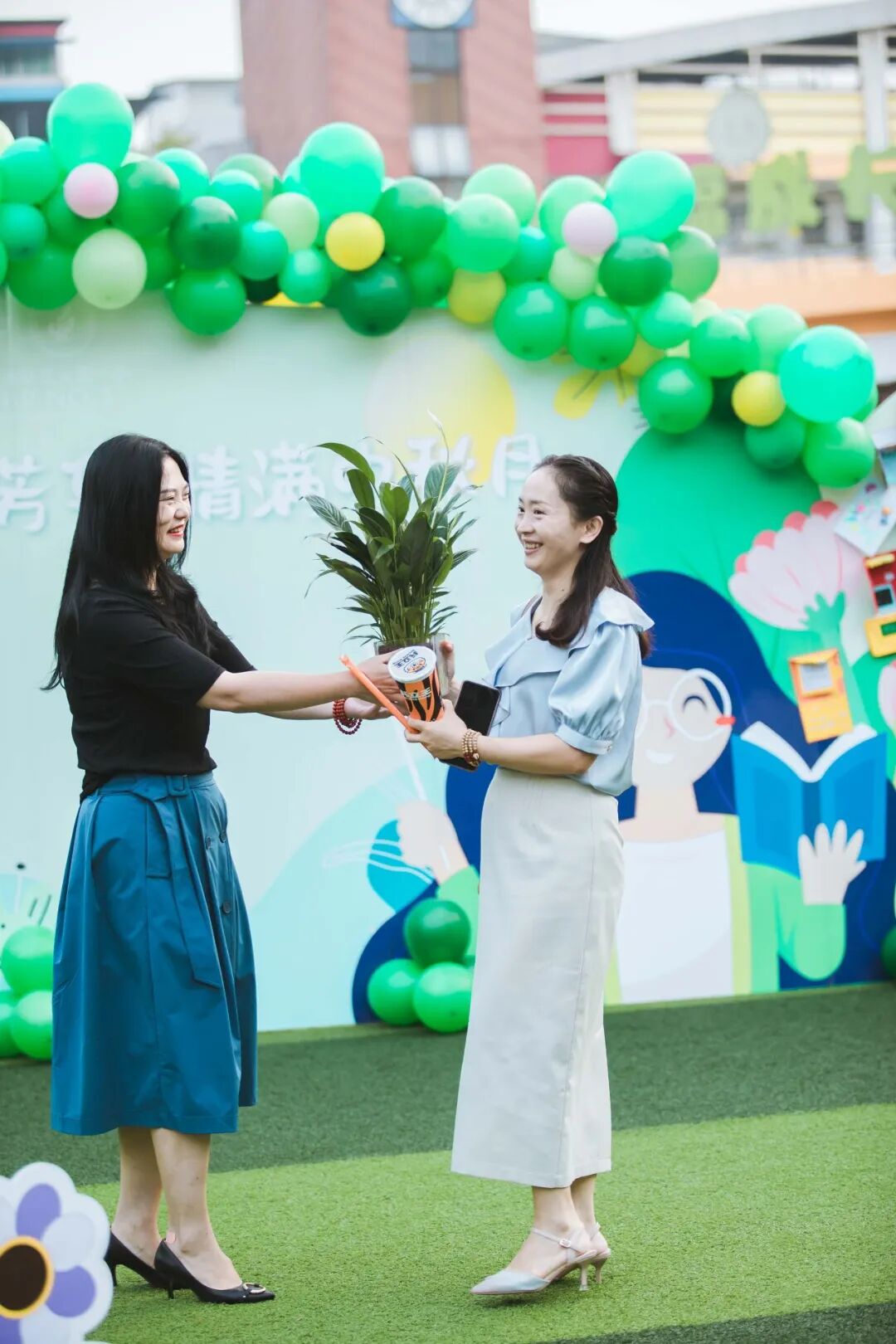 火一动态|笔端生芳华 情满中秋月|| 火炬一小教师节/中秋节“双节”庆祝活动