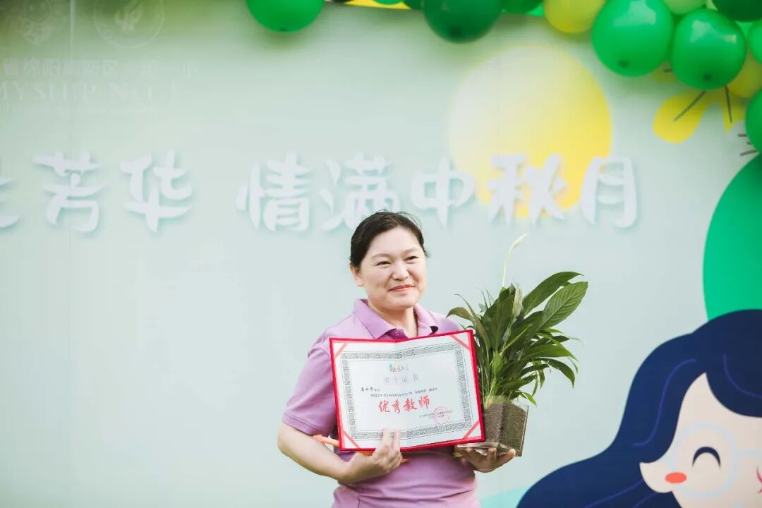 火一动态|笔端生芳华 情满中秋月|| 火炬一小教师节/中秋节“双节”庆祝活动