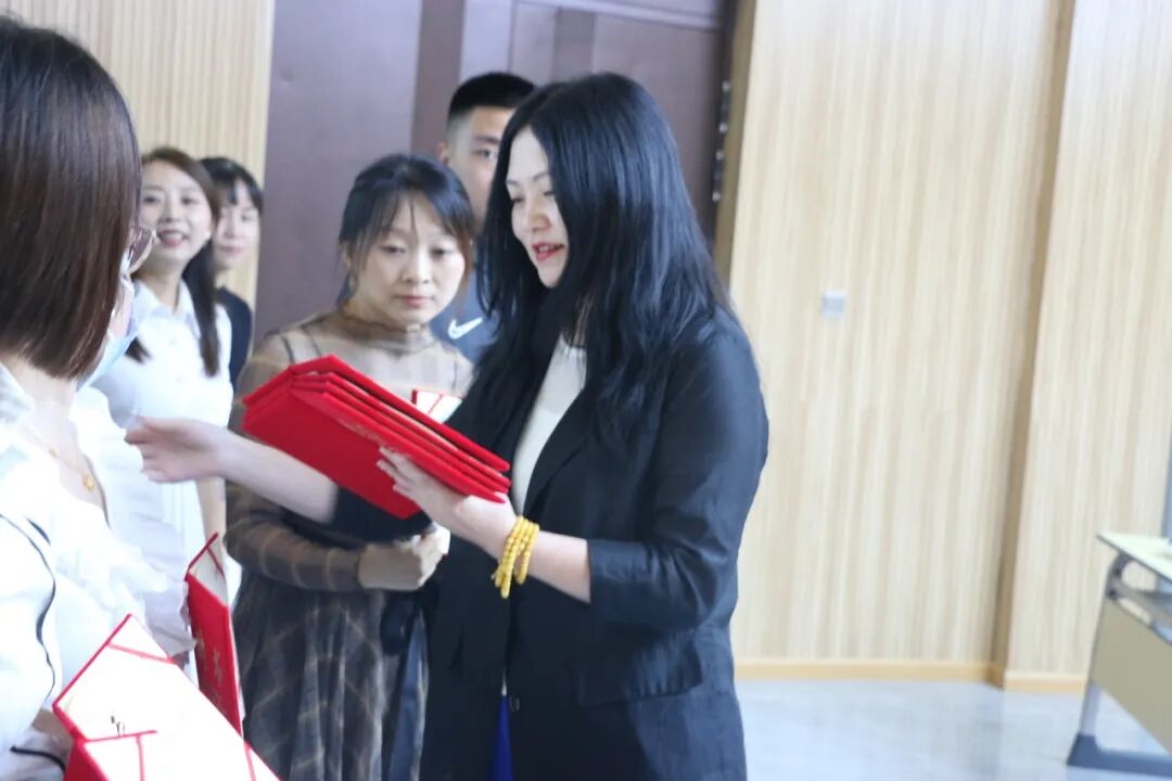 火一动态| 青蓝结对清秋始 琢玉成器幸福长| |“幸福·青蓝”师徒结对仪式