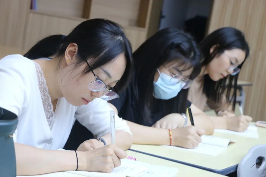 火一动态| 青蓝结对清秋始 琢玉成器幸福长| |“幸福·青蓝”师徒结对仪式