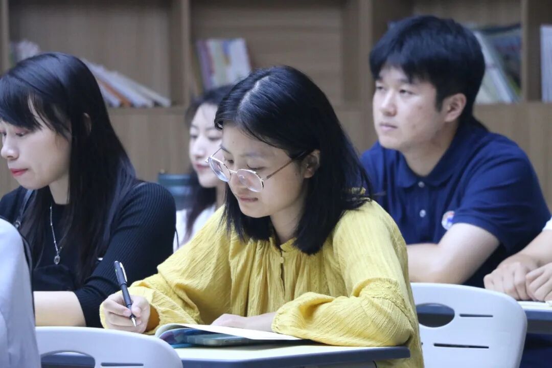 火一动态| 青蓝结对清秋始 琢玉成器幸福长| |“幸福·青蓝”师徒结对仪式
