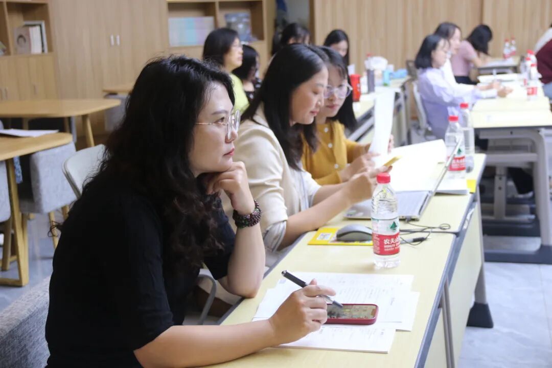 聚焦素养立意 研思绘本教育——火炬一小共同体与四川天府新区麓湖小学英语组联合教研活动