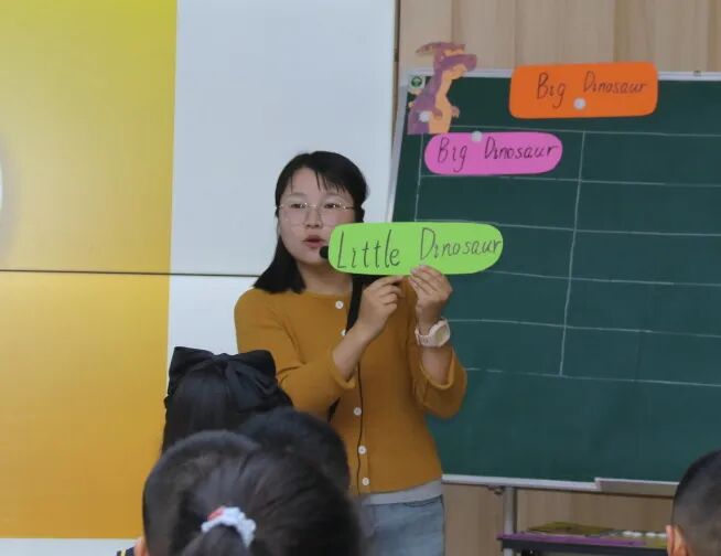 聚焦素养立意 研思绘本教育——火炬一小共同体与四川天府新区麓湖小学英语组联合教研活动