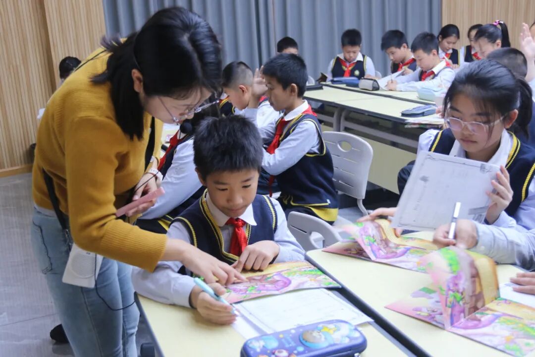 聚焦素养立意 研思绘本教育——火炬一小共同体与四川天府新区麓湖小学英语组联合教研活动