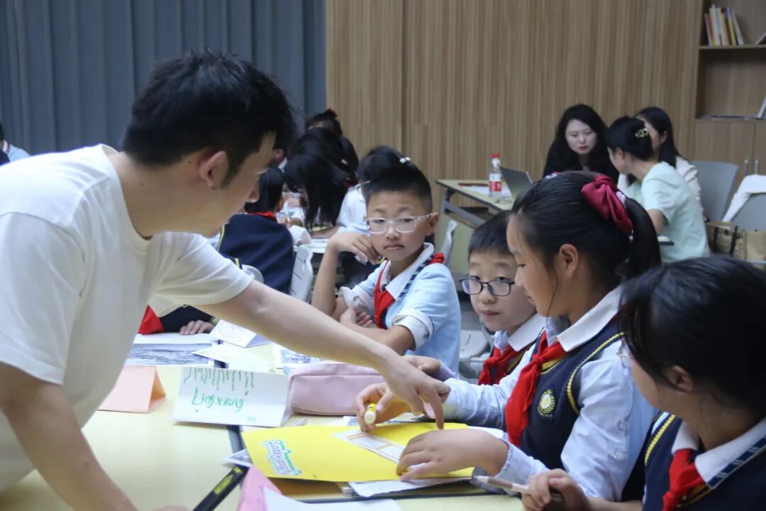 聚焦素养立意 研思绘本教育——火炬一小共同体与四川天府新区麓湖小学英语组联合教研活动